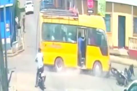&iexcl;Se pas&oacute; el alto! Conductor es atropellado en Alta Verapaz (video)