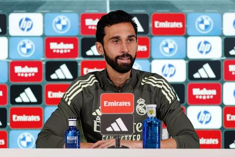 Arbeloa llama a Mbapp&eacute; a demostrar 'su compromiso' en el campo