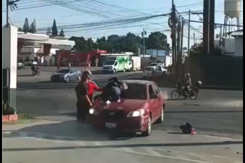 Conductora termina sobre un auto tras fuerte impacto en El Naranjo (video)