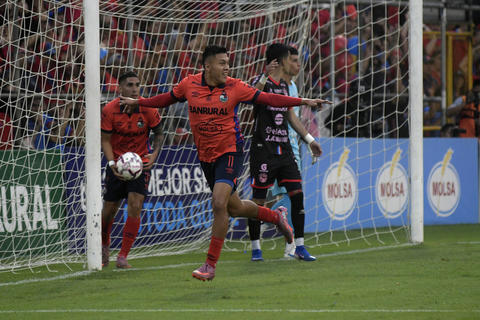 Municipal golea a Xelaj&uacute; en el partido de ida de la final y acaricia la 33