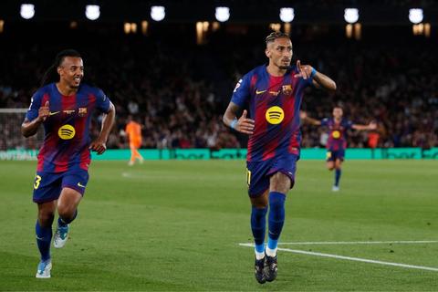 Raphinha se luce en la despedida de Lewandowski en el Camp Nou