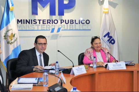As&iacute; se produjo el cambio de mando entre Garc&iacute;a Luna y Consuelo Porras 