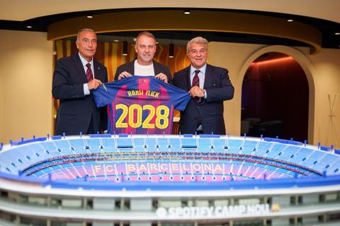 Hansi Flick renueva como entrenador del Barcelona hasta 2028