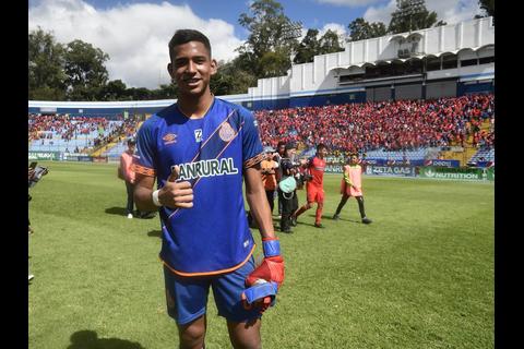 Kenderson Navarro: El arquero de Cuilapa que brilla en el f&uacute;tbol nacional