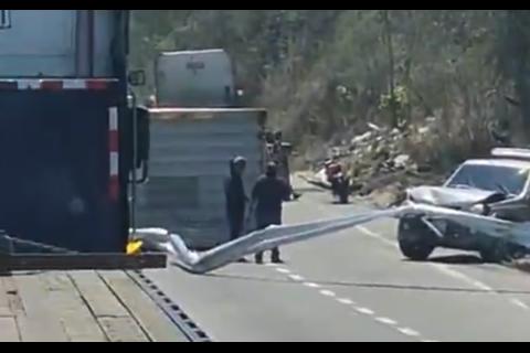 Contenedor se desprende y da&ntilde;a un auto en ruta al Atl&aacute;ntico (video)