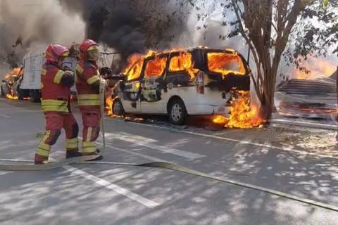 Incendio consume una vivienda y varios veh&iacute;culos en zona 13 (videos)