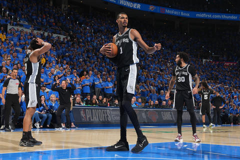 Victor Wembanyama hace historia y Spurs golpean al Thunder en final del Oeste