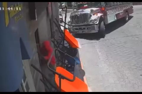 &iexcl;Se salva de milagro! Autob&uacute;s se empotra en una ferreter&iacute;a (video)