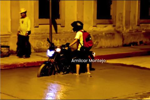 Evadi&oacute; la se&ntilde;alizaci&oacute;n y termin&oacute; atascado entre material fresco