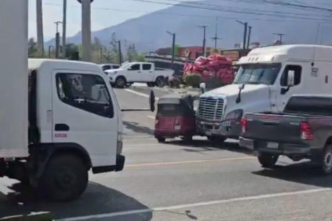 &iexcl;Grabado en video! Tr&aacute;iler arrastra un tuctuc casi 100 metros en ruta al Atl&aacute;ntico