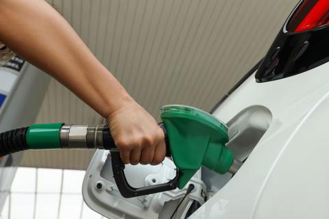 &iexcl;Alivio para tu bolsillo! Reportan baja en los precios de la gasolina 