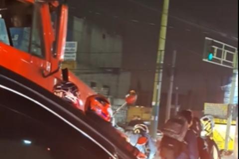 &iexcl;Frente a un tr&aacute;iler! La imprudencia de conductor que pudo costarle la vida (video)
