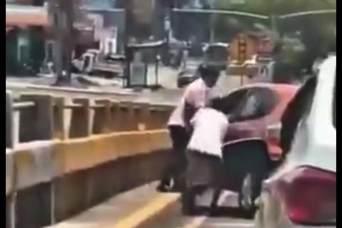 &iexcl;En plena v&iacute;a! Agreden a conductor en La Castellana, zona 8 (video)