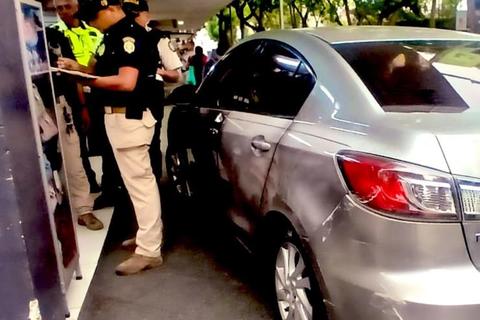 &iexcl;Conductor ebrio! Veh&iacute;culo se sube a la banqueta en la Sexta Avenida de la zona 1