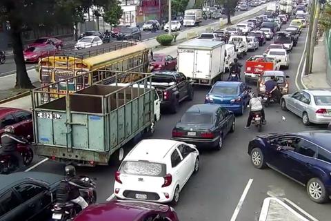 Fila de autom&oacute;viles llega a la Aguilar Batres por percance en ruta al Pac&iacute;fico