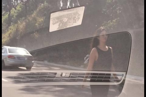 Captan a mujer deambulando en v&iacute;a r&aacute;pida de la ruta al Pac&iacute;fico (video)