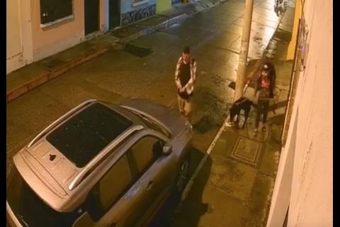 &iexcl;En segundos! Captan robo en una calle de la zona 2 (video)