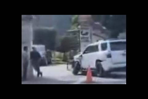 Conductor se empotra en la entrada de un hotel en zona 10 (video)