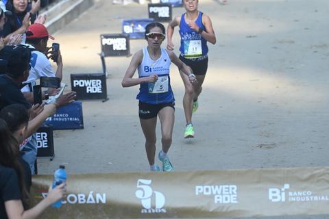 Viviana Aroche rompi&oacute; la sequ&iacute;a en la Media Marat&oacute;n de Cob&aacute;n