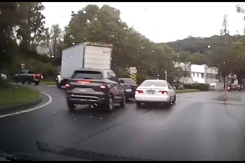 Conductor choca un auto y luego huye en el bulevar El Naranjo (video)