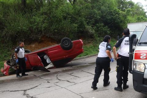 Conductora pierde el control y vuelca en la bajada de Las Charcas