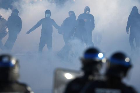 Disturbios durante protestas estudiantiles dejan detenidos en Francia