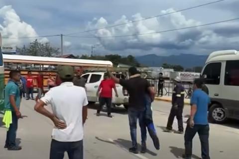 Honduras: ni&ntilde;o cae de autom&oacute;vil en marcha durante manifestaci&oacute;n