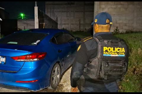 &iexcl;Persecuci&oacute;n policial! Mujer conduc&iacute;a un auto robado y termin&oacute; chocando