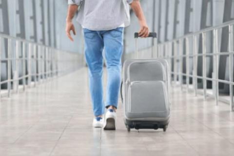 El hombre que fue descubierto con material infantil en el aeropuerto