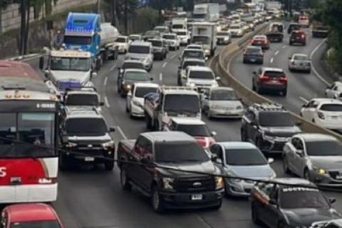 Accidentes y lluvia: tr&aacute;nsito se complica esta tarde de s&aacute;bado
