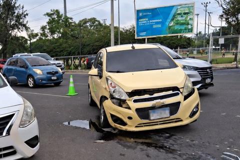 Accidente de tr&aacute;nsito complica el paso en zona 10