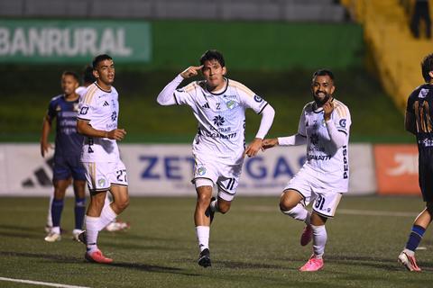 Cremas gustan, ganan y golean a venados en el Cementos Progreso