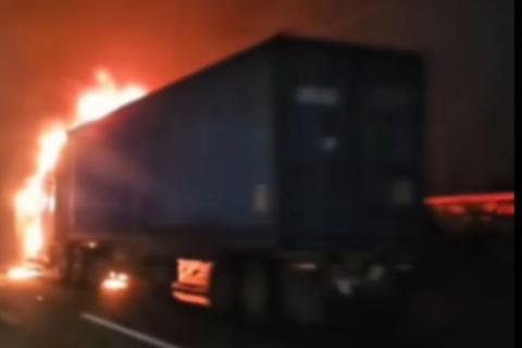 Incendio consume tr&aacute;iler en ruta al Atl&aacute;ntico (video)
