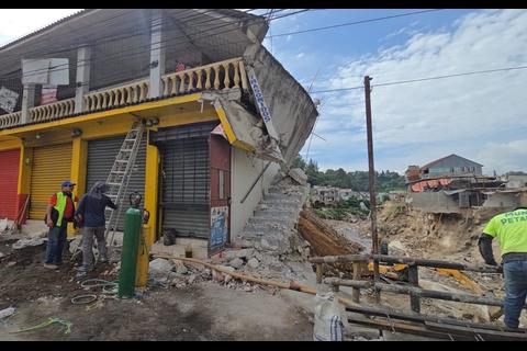 VIDEO: as&iacute; amaneci&oacute; Villa Hermosa tras derrumbe de otra vivienda
