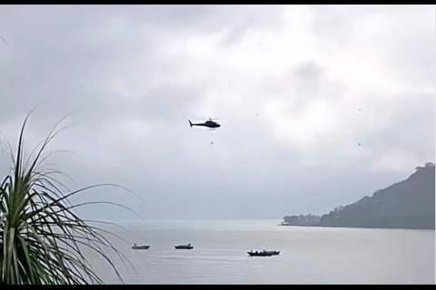 Helic&oacute;ptero se desploma en Lago de Atitl&aacute;n con siete personas a bordo