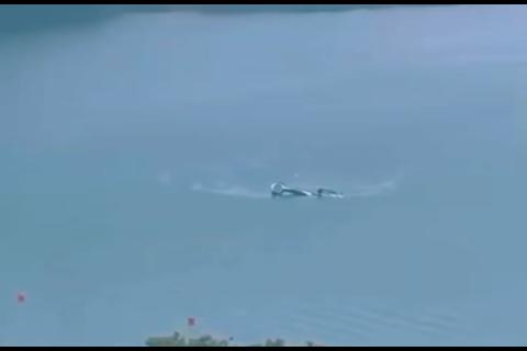 VIDEO: momento en que helic&oacute;ptero se hunde tras desplomarse en el Lago de Atitl&aacute;n