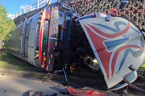 VIDEO: as&iacute; qued&oacute; el bus extraurbano que volc&oacute; en Quetzaltenango