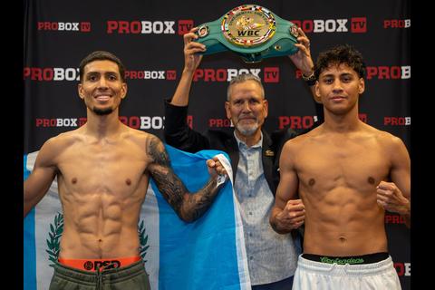 El boxeador guatemalteco Kevin Anton sube al ring en Phoenix