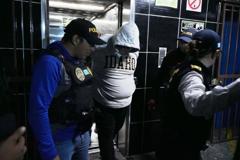Trasladan a Omar N&aacute;jera a sede del MAIMI por violencia contra la mujer 