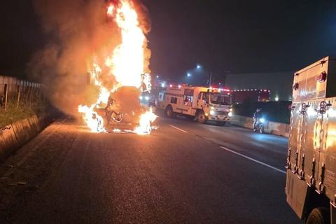 Tr&aacute;iler se incendia y complica el paso en Villa Nueva (video)