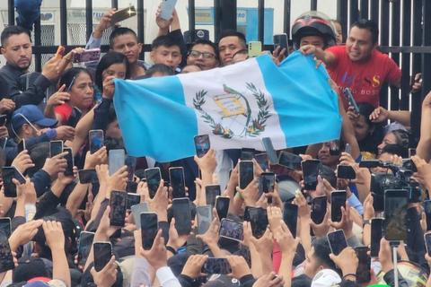 As&iacute; fueron recibidos los hermanos Choc tras ser liberados por falta de m&eacute;rito