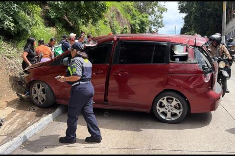 Fuerte accidente en Mixco deja a una persona herida de gravedad