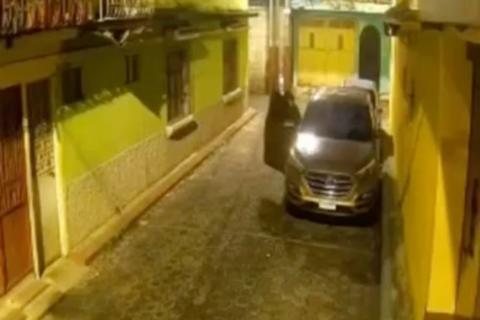 C&aacute;maras de vigilancia captan el robo de un veh&iacute;culo en zona 14