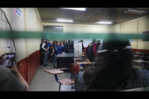 VIDEO: Padres irrumpen en instituto Fischmann y retiran a sus hijos retenidos por PNC