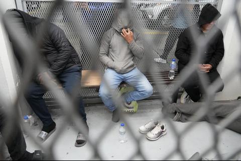 Polic&iacute;as capturados tras detenci&oacute;n de hermanos Choc Toz cantan alabanzas en carceleta