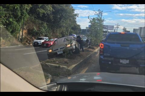 Auto termina empotrado en arriate central de la ruta Interamericana