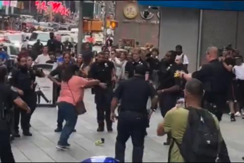 La mujer fue abatida por los agentes. (Foto: captura de video)