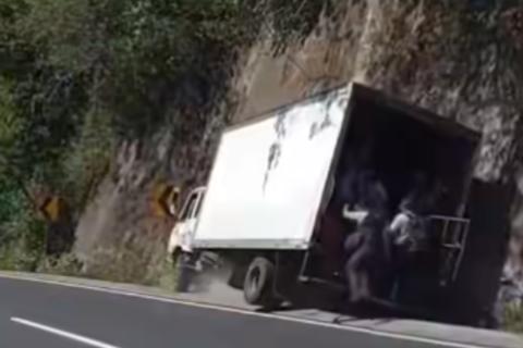 Impresionante video: Peatones se salvan de ser atropellados por un cami&oacute;n sin frenos