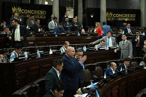 Comerciantes cierran puertas del Congreso en rechazo a nueva propuesta de combustible
