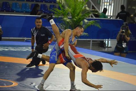 El luchador quetzalteco que venci&oacute; obst&aacute;culos para colgarse el bronce